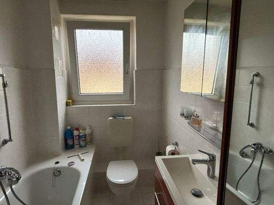 sehr ordentliches Bad mit Fenster, hier auch die Heizung