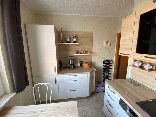 moderne Küche, verbleibt in der Whng., 2 Jahre alt