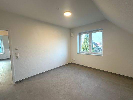 Helles Zimmer mit Fenster