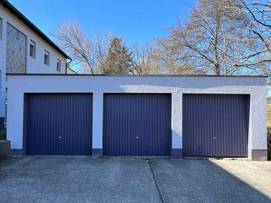 3 Garagen im Hofbereich