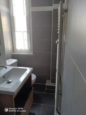 Bad mit Waschbecken, Handtuchhalter