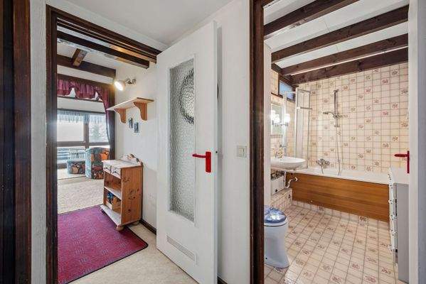 Blick in Bad und Küche