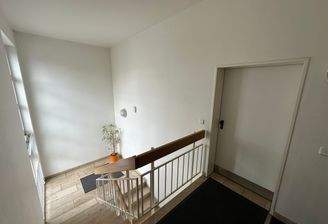 Treppenhaus mit Zugangstür