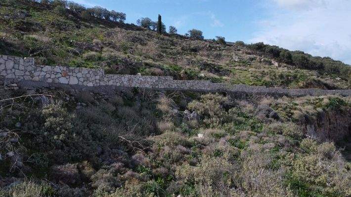 Kreta, Malaxa: Grundstück mit Blick auf Meer und Stadt zu verkaufen