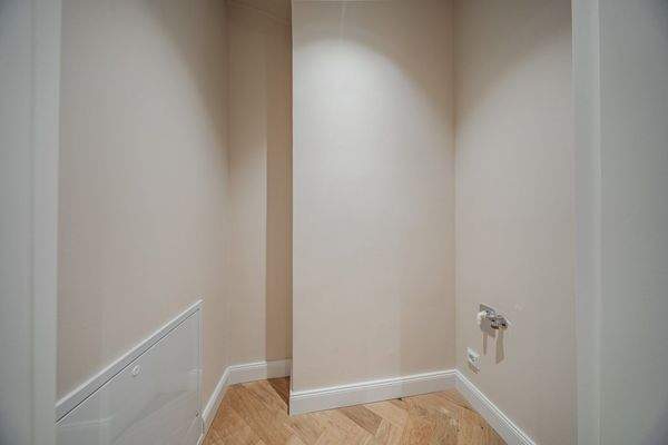 Abstellraum mit Waschmaschinenanschluss