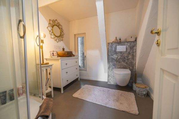 Badezimmer mit eleganten Armaturen und bodentiefer