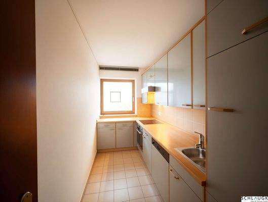 Küche mit EBK und Fenster