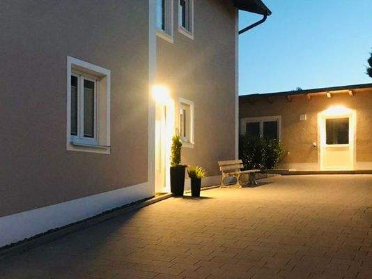 abends: mit heller Beleuchtung