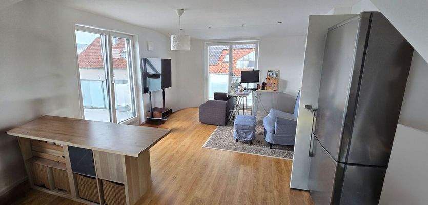 24-06-W6-Wohn-Essbereich Zugang 2 Balkone