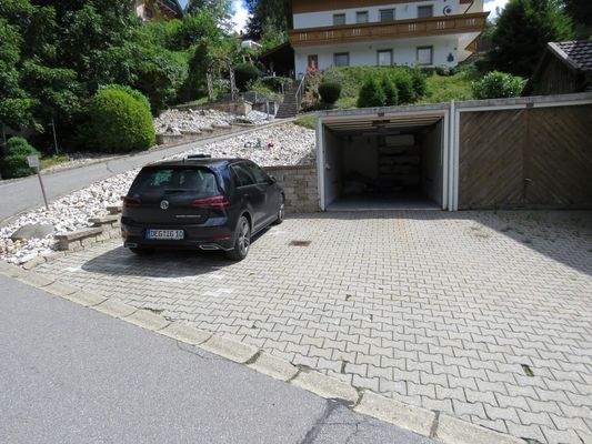 Garage und 2 gepflasterte Stellplätze