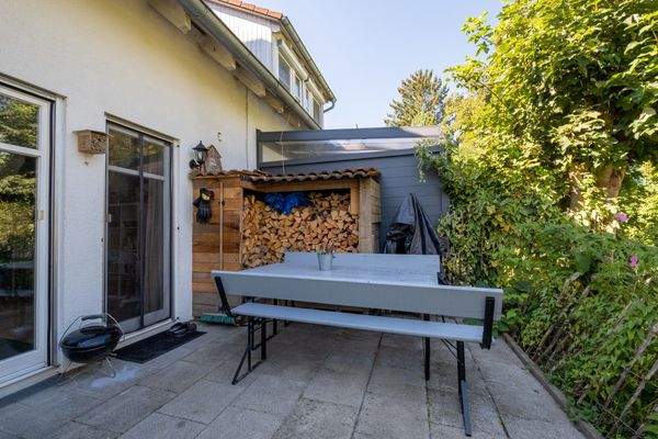 Terrasse / Holzlager Bachseite