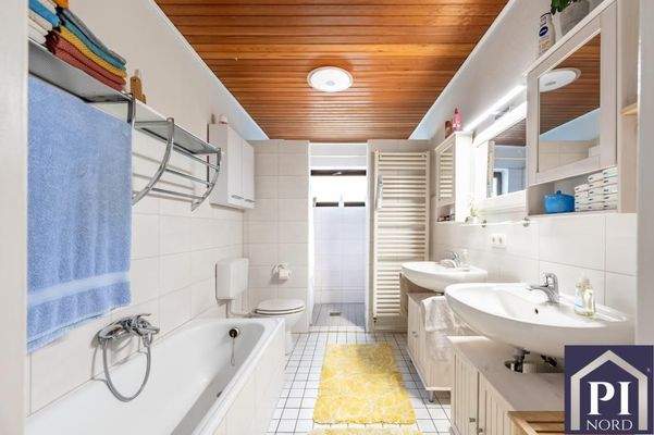 Vollbad mit Wanne und XL-Dusche