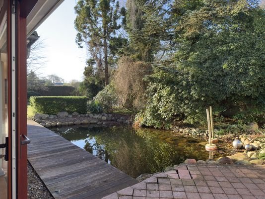 Terrasse mit Teich vor dem Wohnzimmer