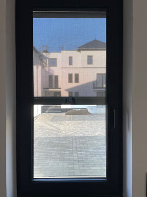 Sonnenschutzrollos, überall am Fenster