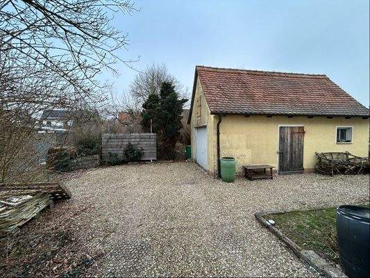 Stellplatz für Auto und Garage