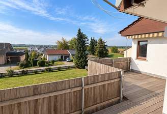 Helle Terrasse mit Weitblick ins Grüne.png