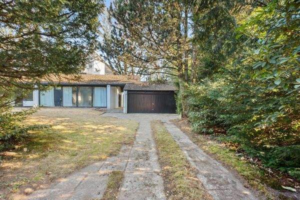 Straßenansicht und Auffahrt zur Garage