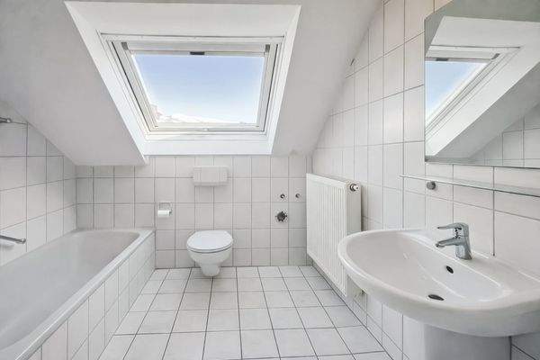 Bad mit Wanne und Dusche - 2. Perspektive