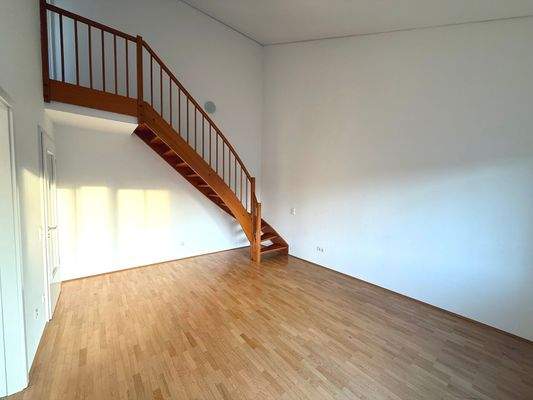 Schöne Holztreppe ins Obergeschoss