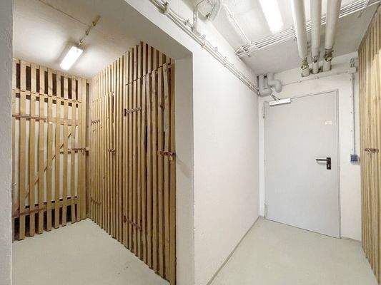 Großes sauberes und trockenes Kellerabteil