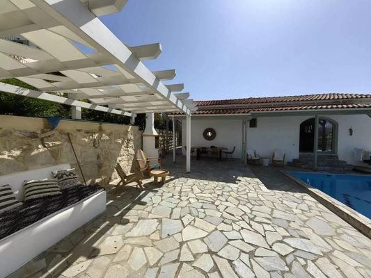 Kreta, Roumeli: Schöne Villa mit Pool zu verkaufen