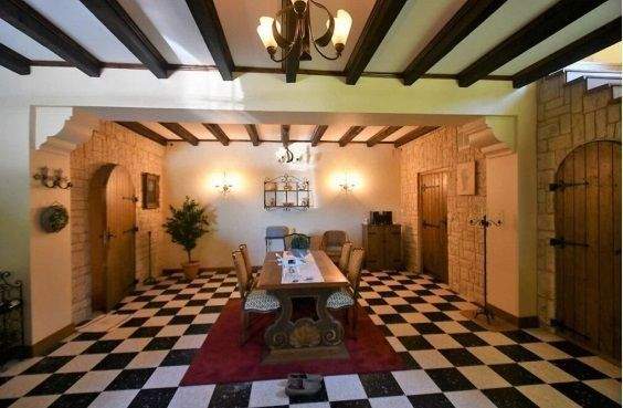 Eingangsbereich mit Esstisch.jpg