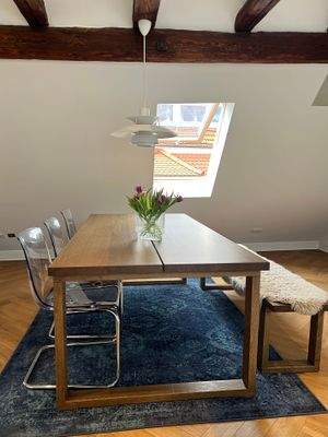 Essbereich mit warmem Lichtkonzept