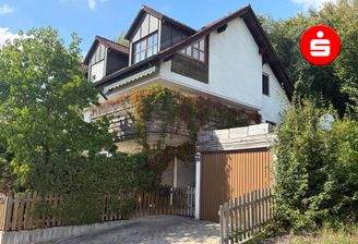 Hausansicht mit Garage