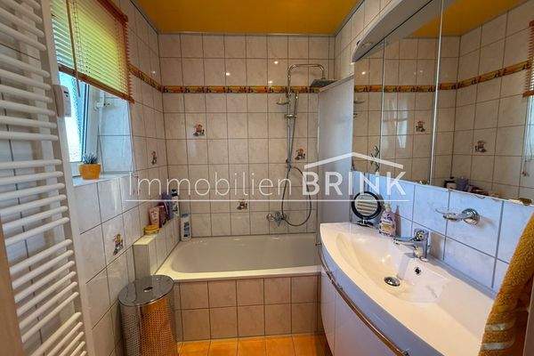 Tageslicht Bad mit Wanne und Duschabtrennung