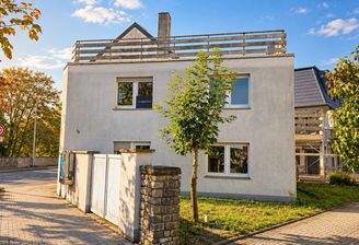 Seitlicher Blick auf das Haus mit Dachterrasse