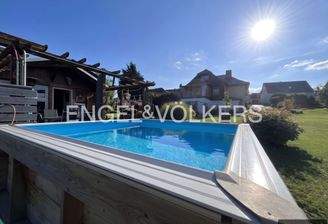 Blick vom Pool zum Haus
