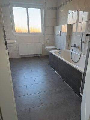 neu gefliestes Badezimmer