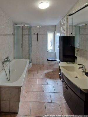 Wannenbad mit Dusche und Fenster