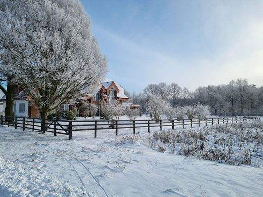 winterlicher Blick auf das Anwesen