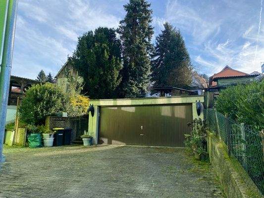 grosse Hofeinfahrt mit Doppelgarage und Zugang zum weitläufigen Garten