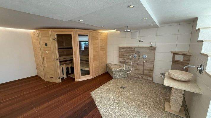 Wellnessbereich mit Sauna (UG)