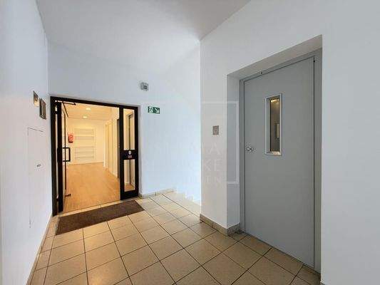 Eingang Büro, Aufzug