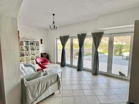 Kreta, Makry Gialos: 4-Zimmer-Erdgeschosswohnung in Strandnähe zu verkaufen