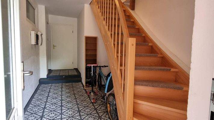 Eingangsflur mit Treppe ins DG.jpg