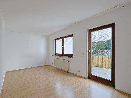 Schlaf- oder Arbeitszimmer mit Zugang zur Terrasse