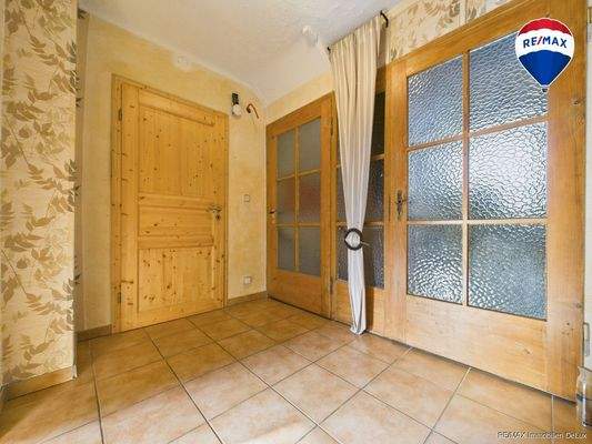 REMAX Immobilien DeLux Einfamilienhaus Diele Mandelbachtal Mark Borowicz