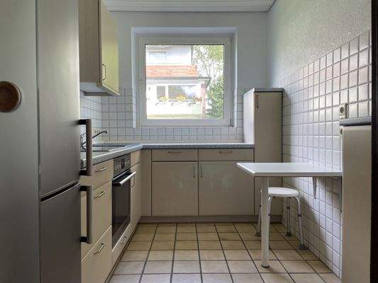 Funktionale Küche mit Sitzplatz