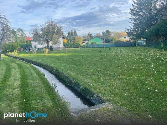 eingefasstes Bachbett