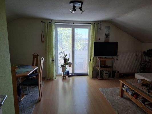 DG - Wohnzimmer mit Balkon -Aussicht    