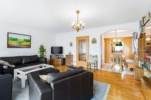 Wohnzimmer mit angrenzendem Esszimmer