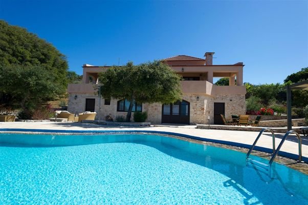 02-Villa-Prinolithos-and-pool-terrace.jpg