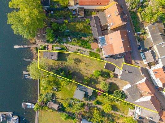 das gesamze Grundstück