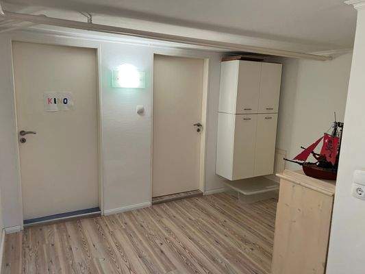 KG. Flur zu Abstellraum 18,30 & 24,55.JPG