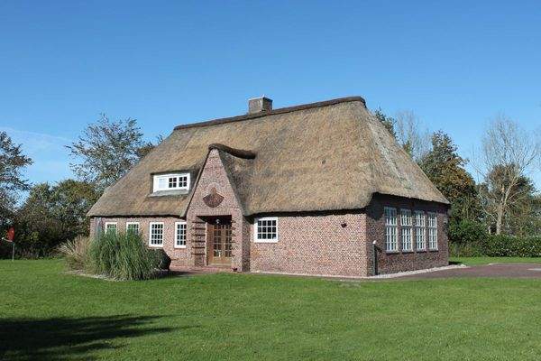 Giebel mit Sonnenuhr