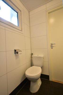 Chalet Bad Hoophuizen Badezimmer Bad Dusch Kombination EuroParcs02